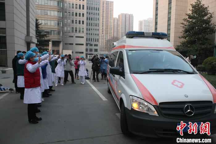 郑州大学第一附属医院派专车送5名出院者回家 郑大一附院供图 摄 河南:5名患者集体出院 全省累计治愈25例