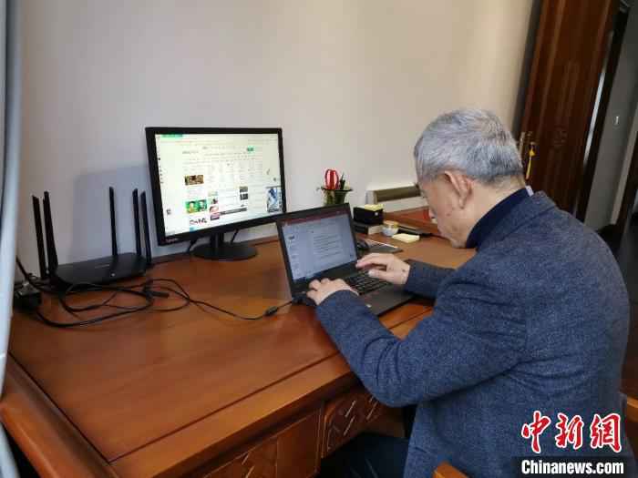 西北大学经济管理学院教授白永秀为网上课堂进行备课。西北大学 中国多地高校“云开学” 师生学习“不掉线”