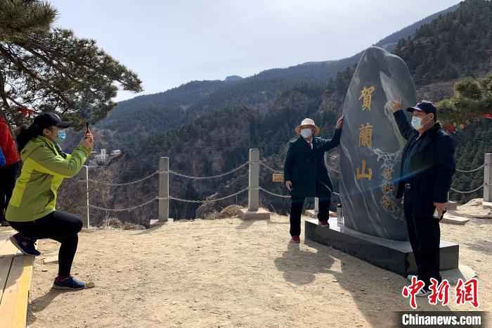  贺兰山间春风起 游客理性踏青游